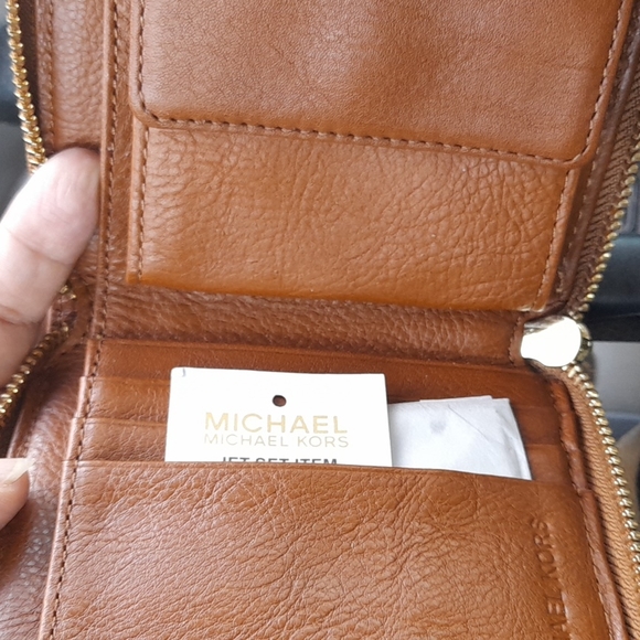 Flash Sale! Today only deal! Like New! Michael kors wallet - Picture 6 of 8